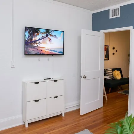 Comfy Little Havana Apt - Centrally Located Hv2